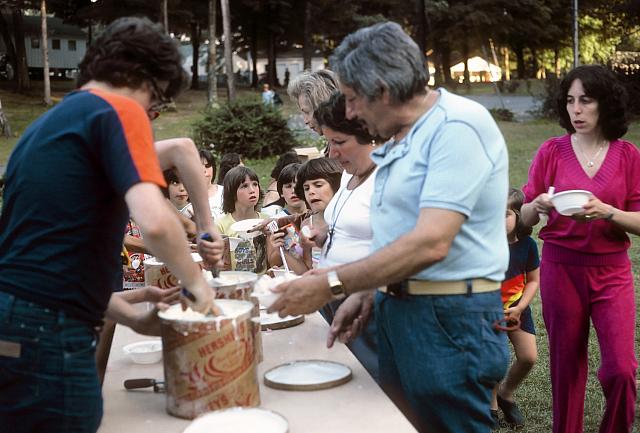 14 22298 1970s 02 Kroll Family e008